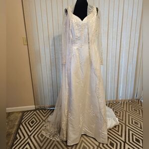 St Patrick Elegant White Lace Wedding Dress Size 16